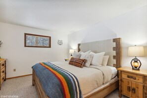 4 habitaciones, escritorio y tabla de planchar con plancha 