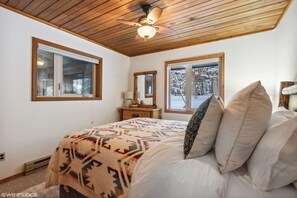 4 bedrooms, desk, iron/ironing board, travel crib