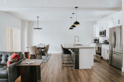 Beautiful home near ski resorts with patio, grill, washer/dryer, fast WiFi & AC