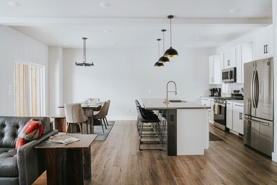 Beautiful home near ski resorts with patio, grill, washer/dryer, fast WiFi & AC