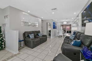 TV connectée, table de tennis de table, chaîne hi-fi