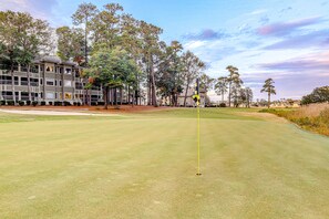 Golf - Secluded golf course front condo with porch, pool, tennis, hot tub, gym, & AC (North Myrtle Beach)