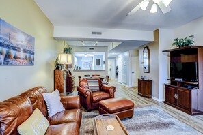 TV, books - Secluded golf course front condo with porch, pool, tennis, hot tub, gym, & AC (North Myrtle Beach)