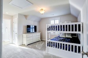 3 bedrooms, iron/ironing board, free internet, bed sheets