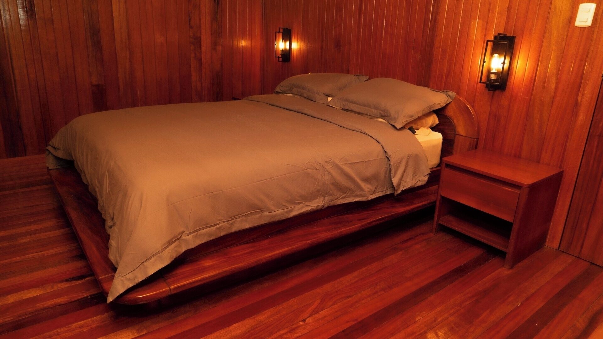 4 bedrooms, travel crib, WiFi, bed sheets