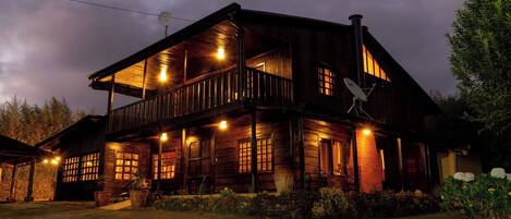 PARADISE offers a rustic all wood style. It provides a sense of mystery and charm to the place.
