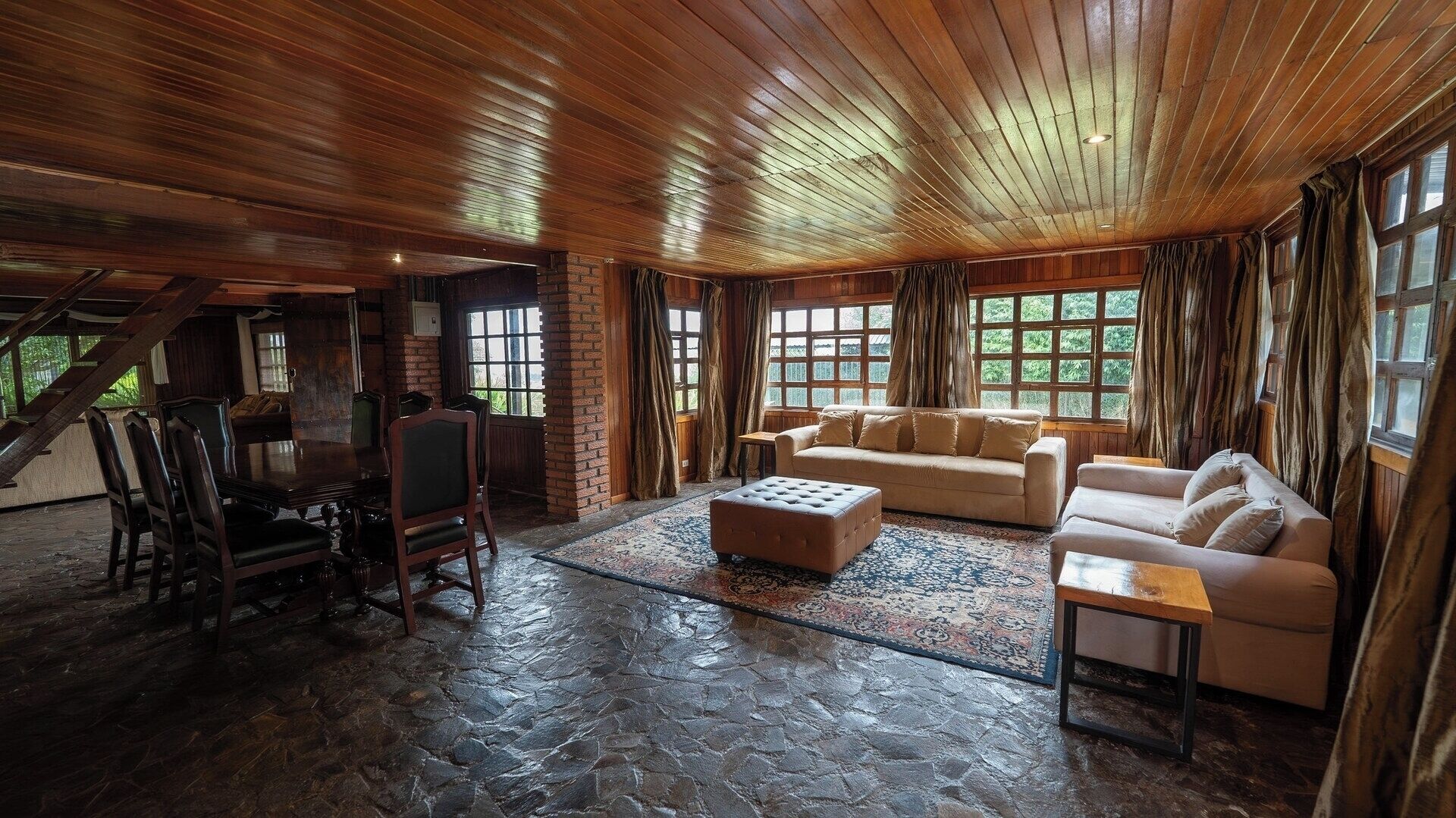 Televisión y chimenea 