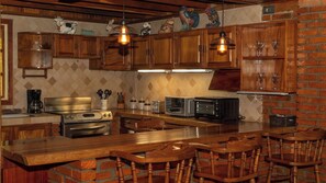 Fridge, microwave, oven, stovetop - FARMLAND PARADISE, Poas Volcano 4-bedroom cabin (Poas)