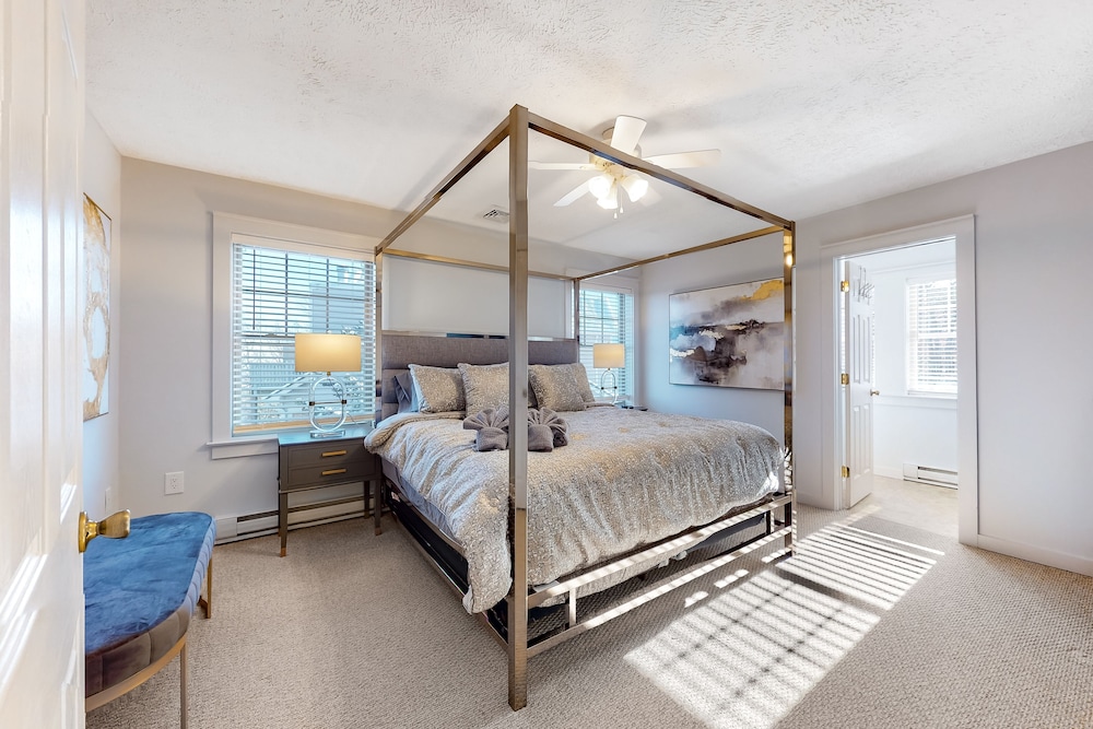 Remodeled home steps away from waterpark, w/ enhanced game room, deck