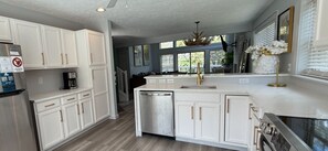 冰箱、微波炉、烤箱、炉灶