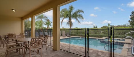 Een verwarmd zwembad