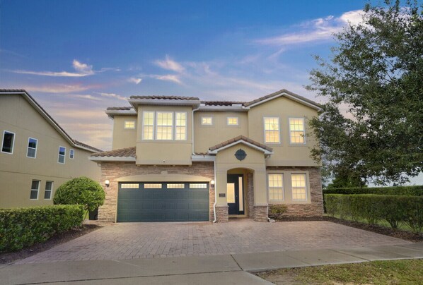 Exterior - Huge 10 Bed Family Home with Arcades & Free Pool Heat! (Kissimmee)