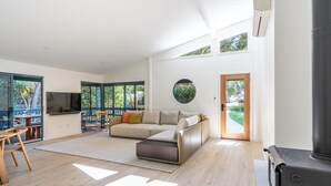 TV, fireplace - Surfside Retreat | Gnarabup (Gnarabup)