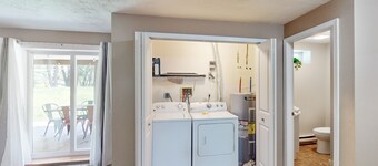 Dog-friendly home with deck, Hot Tub, grill, washer/dryer, & game room