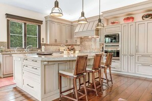 Køleskab, mikrobølgeovn, ovn, kogeplade