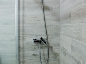 Ducha, secador de pelo y toallas
