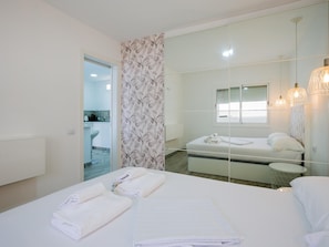 2 bedrooms, iron/ironing board, free internet, bed sheets