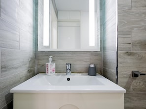 Dusche, Haartrockner, Handtücher