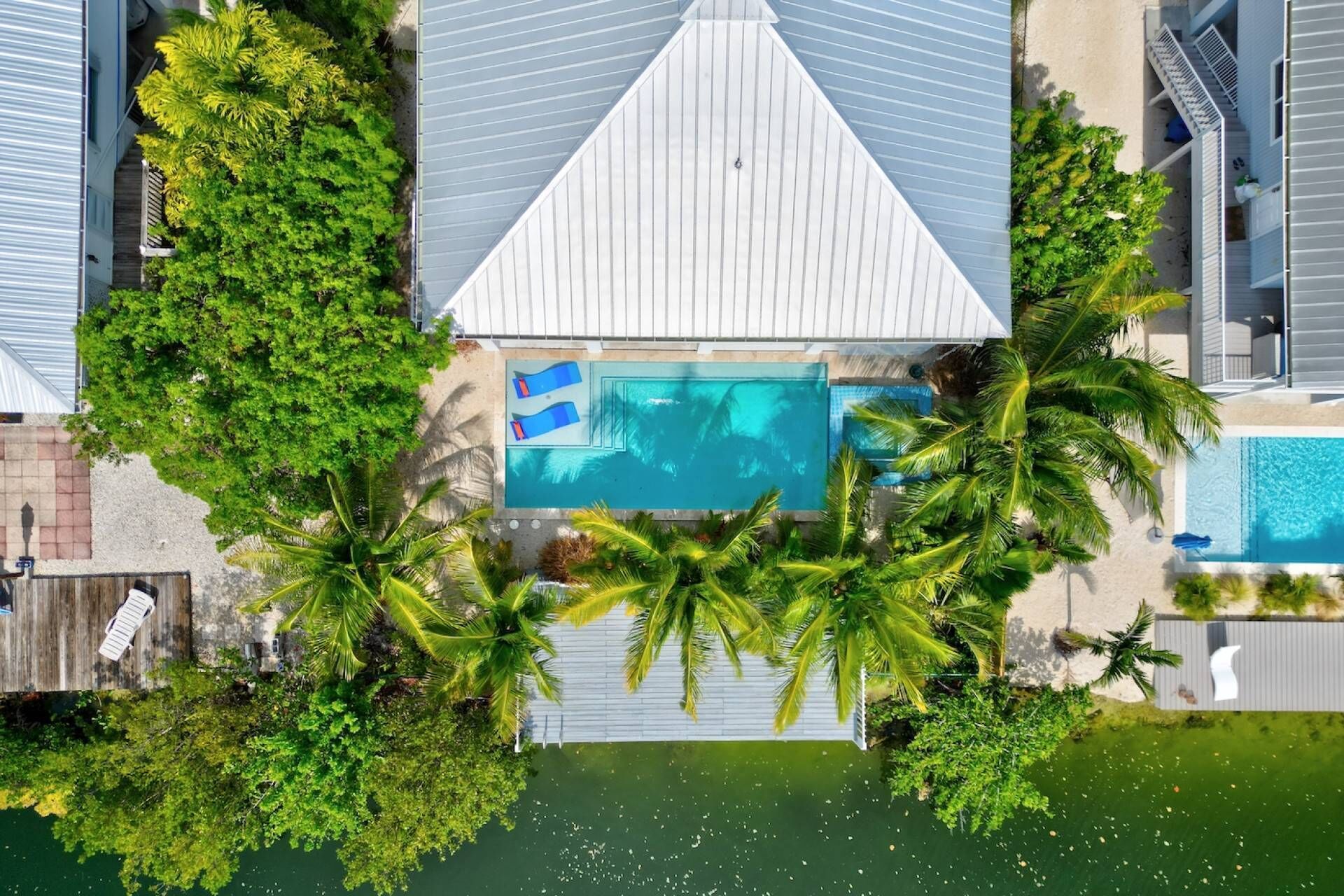 Big Pine Bungalow: Serene Backyard Oasis, Pool/Spa, Expansive Canal-Facing Deck & Pet-Friendly Bliss