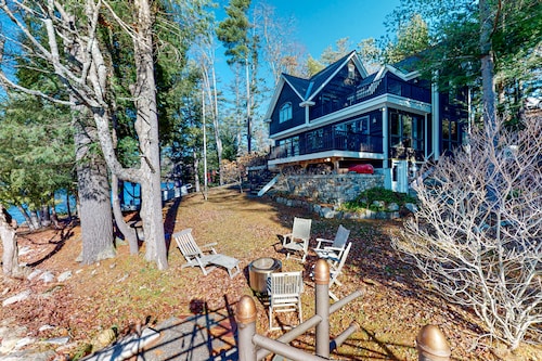 Countryside, lakefront cabin with kayaks, balcony, & fast WiFi