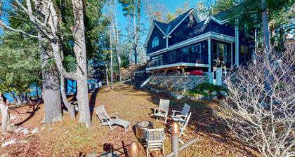 Countryside, lakefront cabin with kayaks, balcony, & fast WiFi