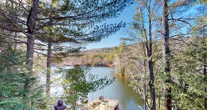 Countryside, lakefront cabin with kayaks, stone fireplace, balcony, & fast WiFi