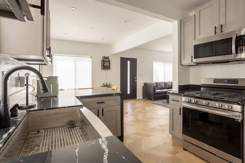 NEWLY Renovated- 2bed/1bath!