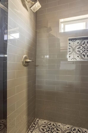 Douche, sèche-cheveux, serviettes fournies, savon