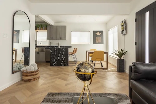 NEWLY Renovated- 2bed/1bath!