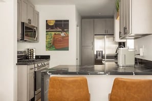 Refrigerador, microondas, horno y parrilla de estufa