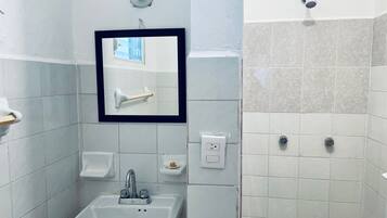 Habitación Deluxe, 1 habitación | Baño | Toallas