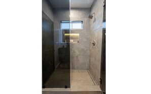 Chuveiro, secador de cabelo, toalhas de banho, sabonete