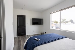 1 bedroom, desk, iron/ironing board, WiFi