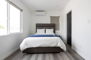 1 bedroom, desk, iron/ironing board, WiFi - NEWLY RENOVATED BUNGALOW WITH FREE PARKING ON SITE (Los Angeles)