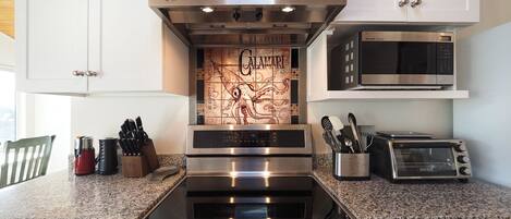 Køleskab, mikrobølgeovn, ovn, kogeplade