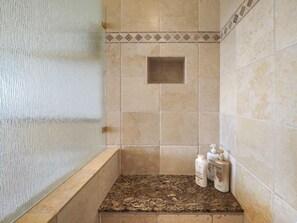 Dusche, Haartrockner, Handtücher, Seife