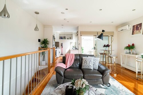 Design/bright/cosy townhouse between airport &city