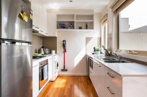 Design/bright/cosy townhouse between airport &city