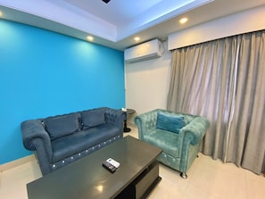 Quarto triplo luxo | Área de estar | Smart TV
