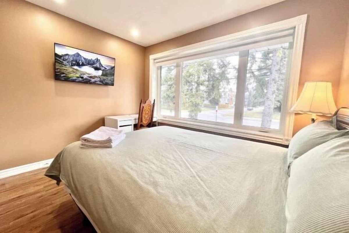 Egyptian cotton sheets, premium bedding, desk, laptop workspace