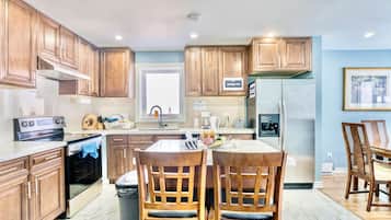 Frigorífico grande, microondas, horno y placa de cocina