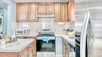 Full-sized fridge, microwave, oven, stovetop