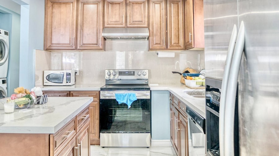 Renovated Rooms 10-min to Finch Subway Near Yonge St