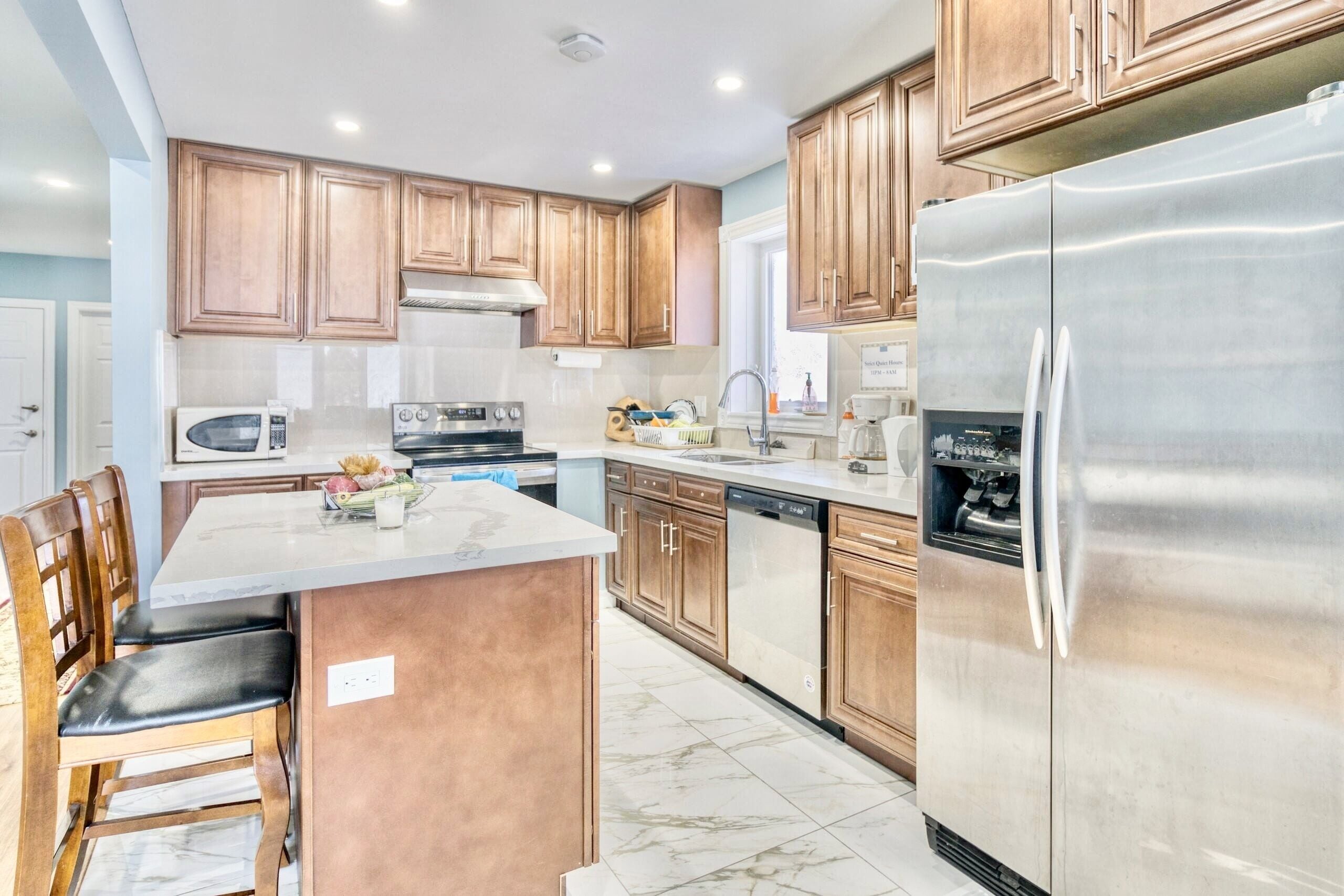 Full-size fridge, microwave, oven, stovetop