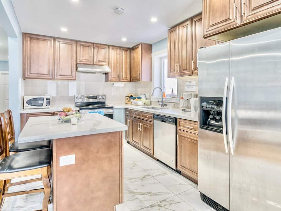 Full-size fridge, microwave, oven, stovetop