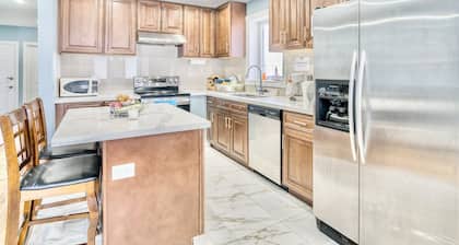 Renovated Rooms 10-min to Finch Subway Near Yonge St