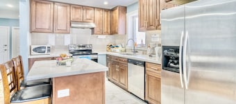 Renovated Rooms 10-min to Finch Subway Near Yonge St