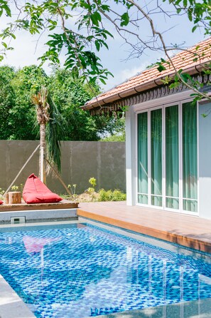6 outdoor pools