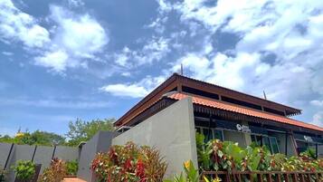 Design Villa | 3 bedrooms, in-room safe, desk, laptop workspace