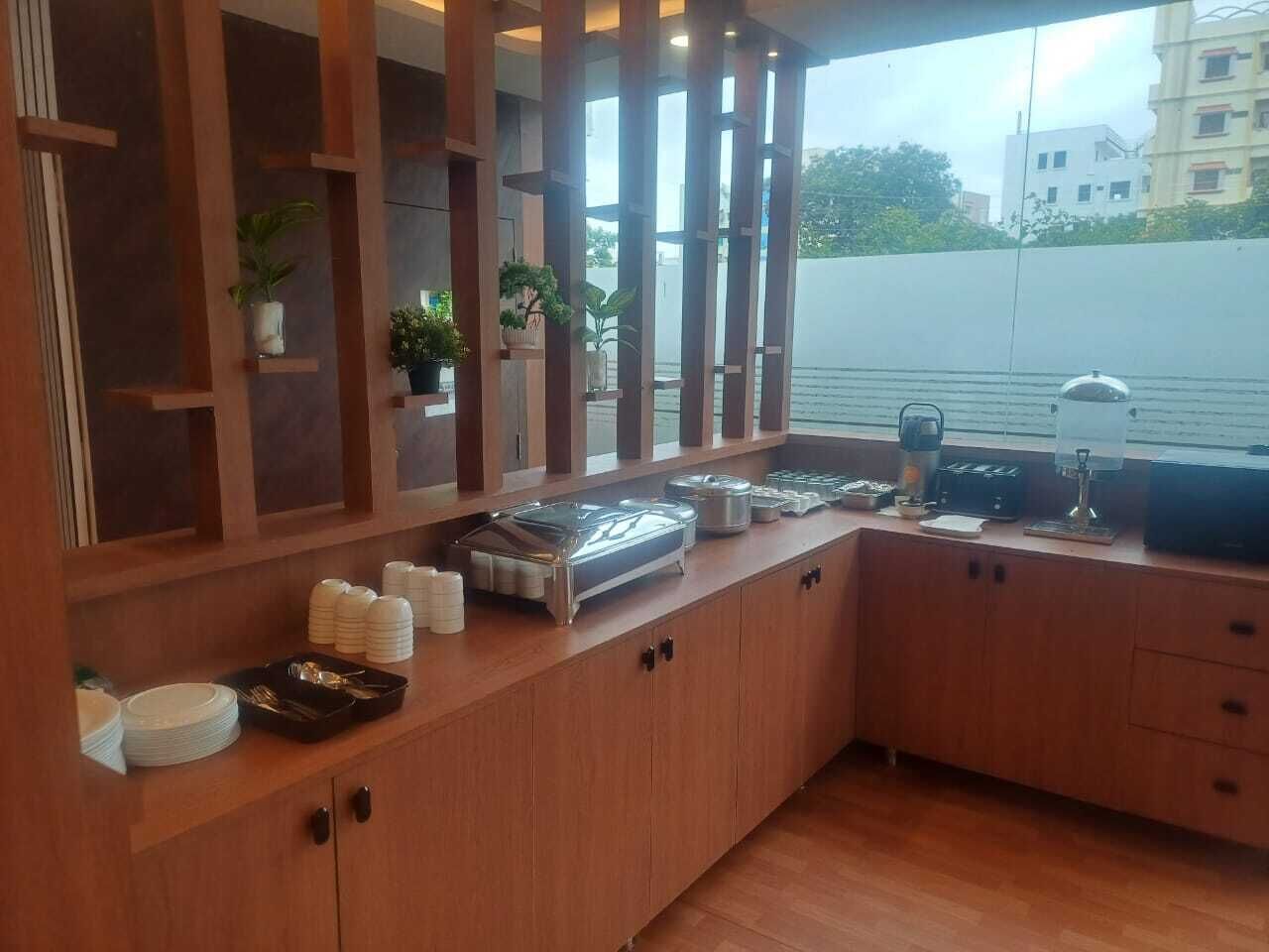 Free daily buffet breakfast